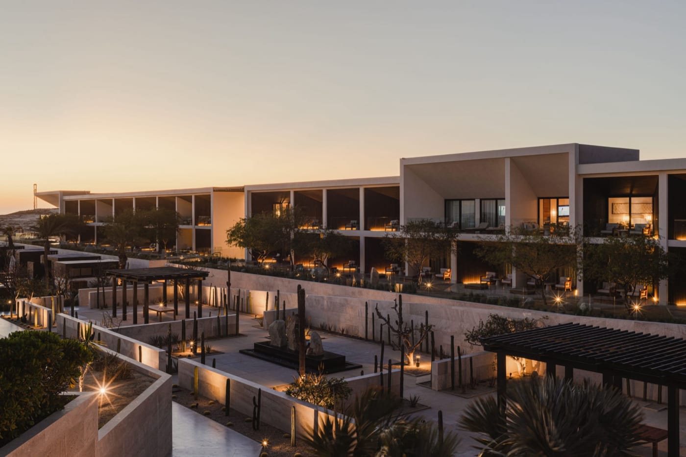 Fassade und Garten des Nobu Hotel Los Cabos in der Abenddämmerung