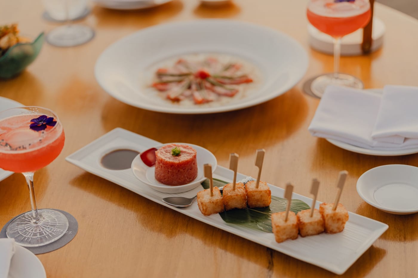 Gerichte und Cocktails im Restaurant Nobu