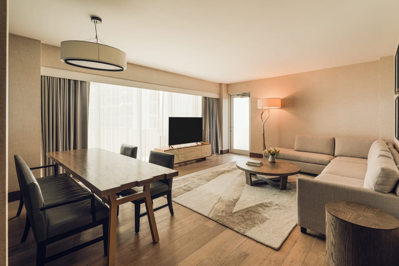 Der Wohnbereich einer Umi-Suite im Nobu Hotel Miami Beach