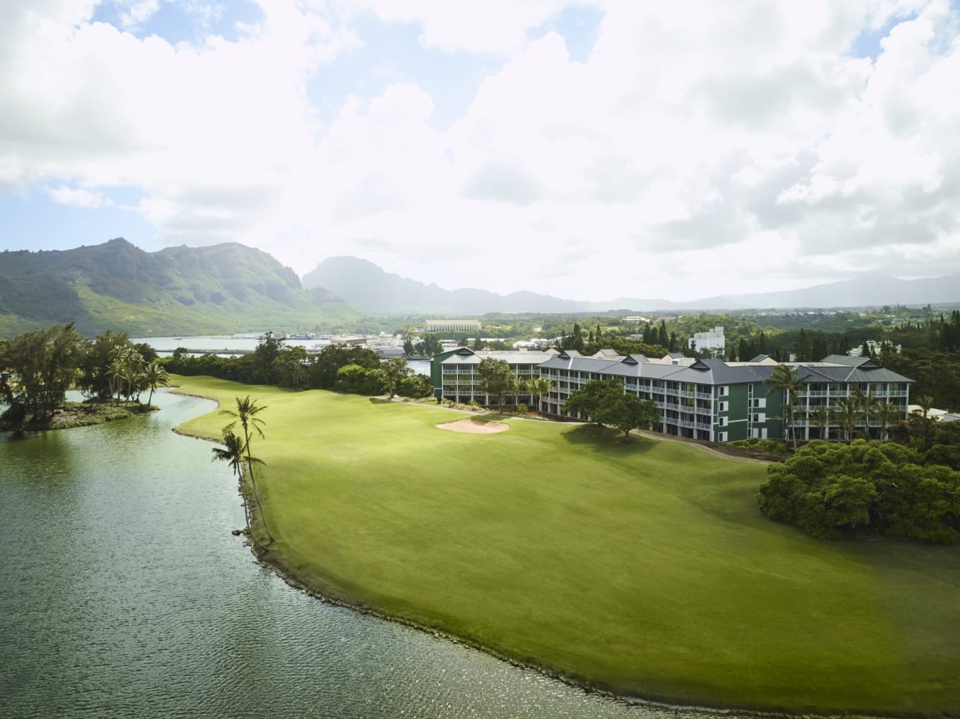 Der Ocean Course, das Resort und die Hāʻupu-Berge auf Kauaʻi