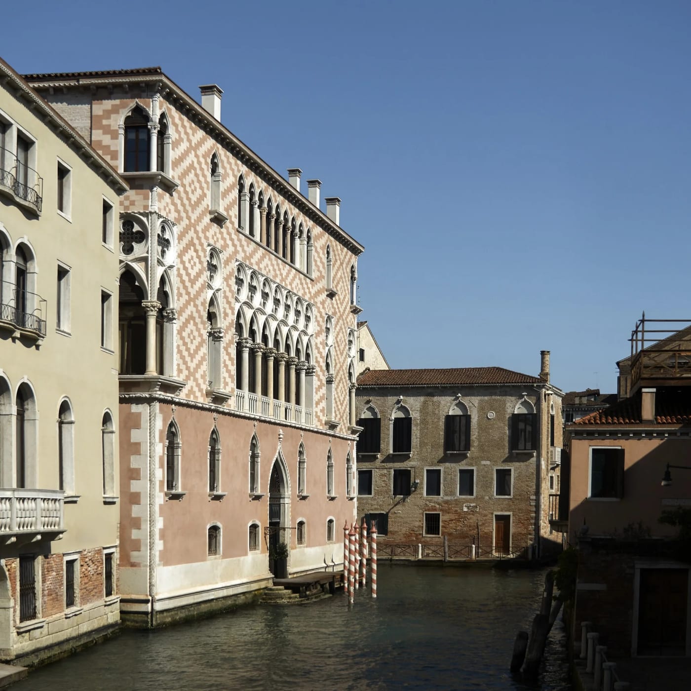 Die gotische Fassade des Palazzo Donà Giovannelli, erbaut 1436, am Kanal in Cannaregio
