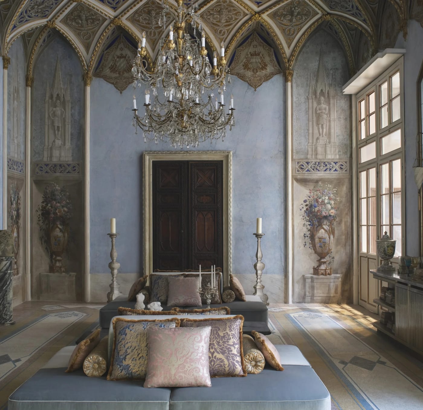 Die Sala della Cultura des Orient Express Venezia, bemalte Wände, gotische Gewölbe und Kristallleuchter