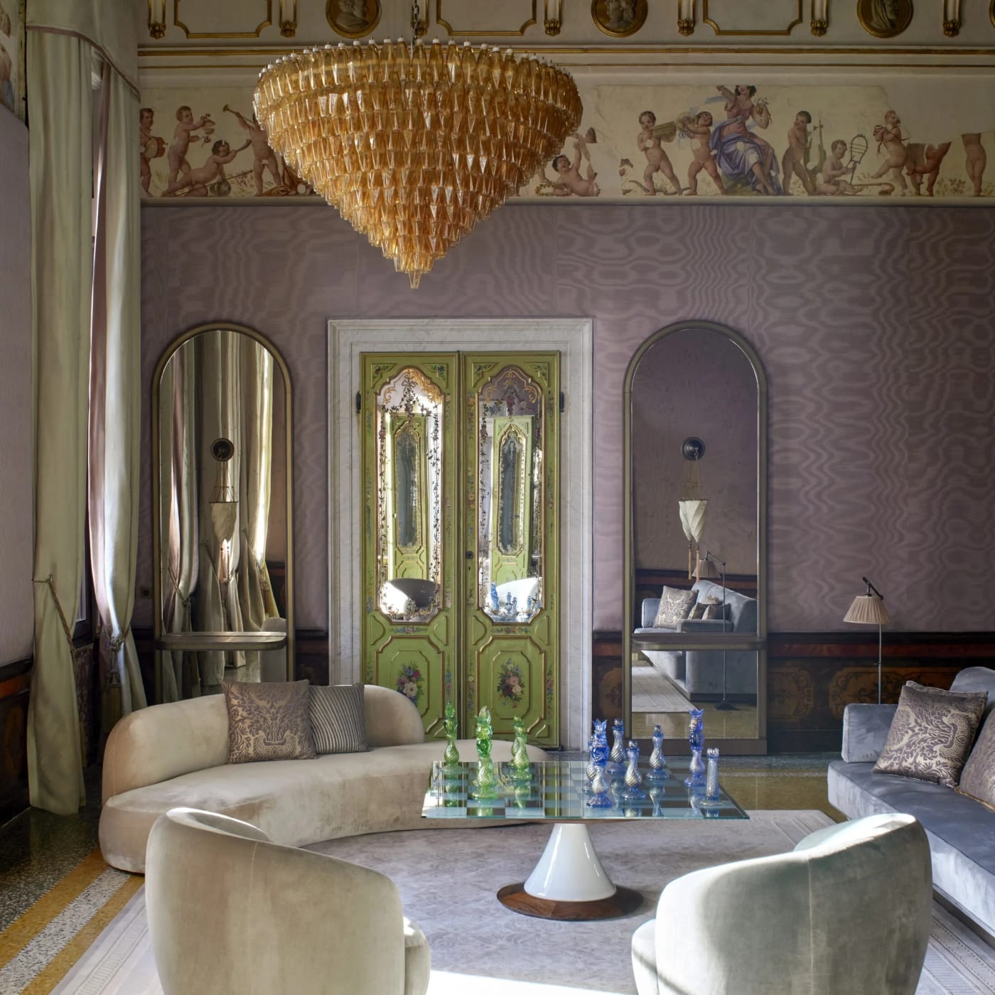 Das Wohnzimmer der Cherubini-Suite, bemalter Puttenfries und goldener Kronleuchter