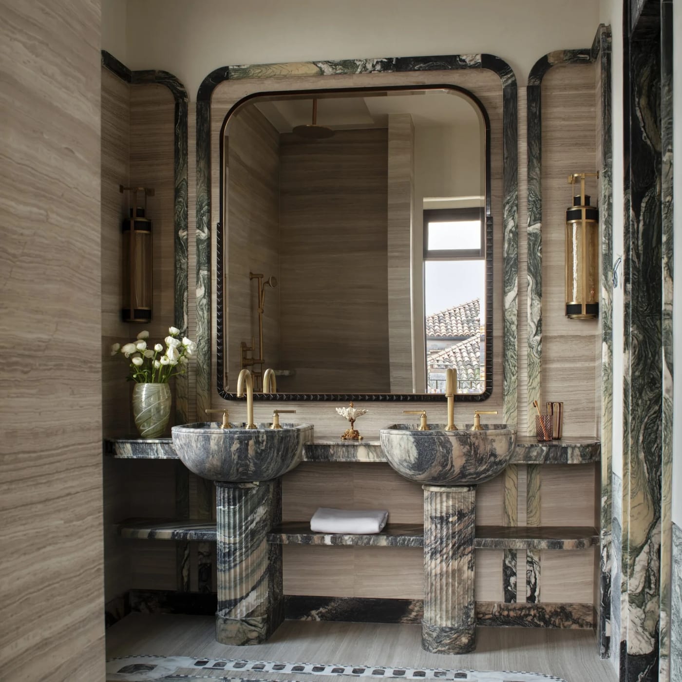 Ein Badezimmer im Orient Express Venezia, Doppelwaschbecken aus Marmor und abgerundeter Spiegel