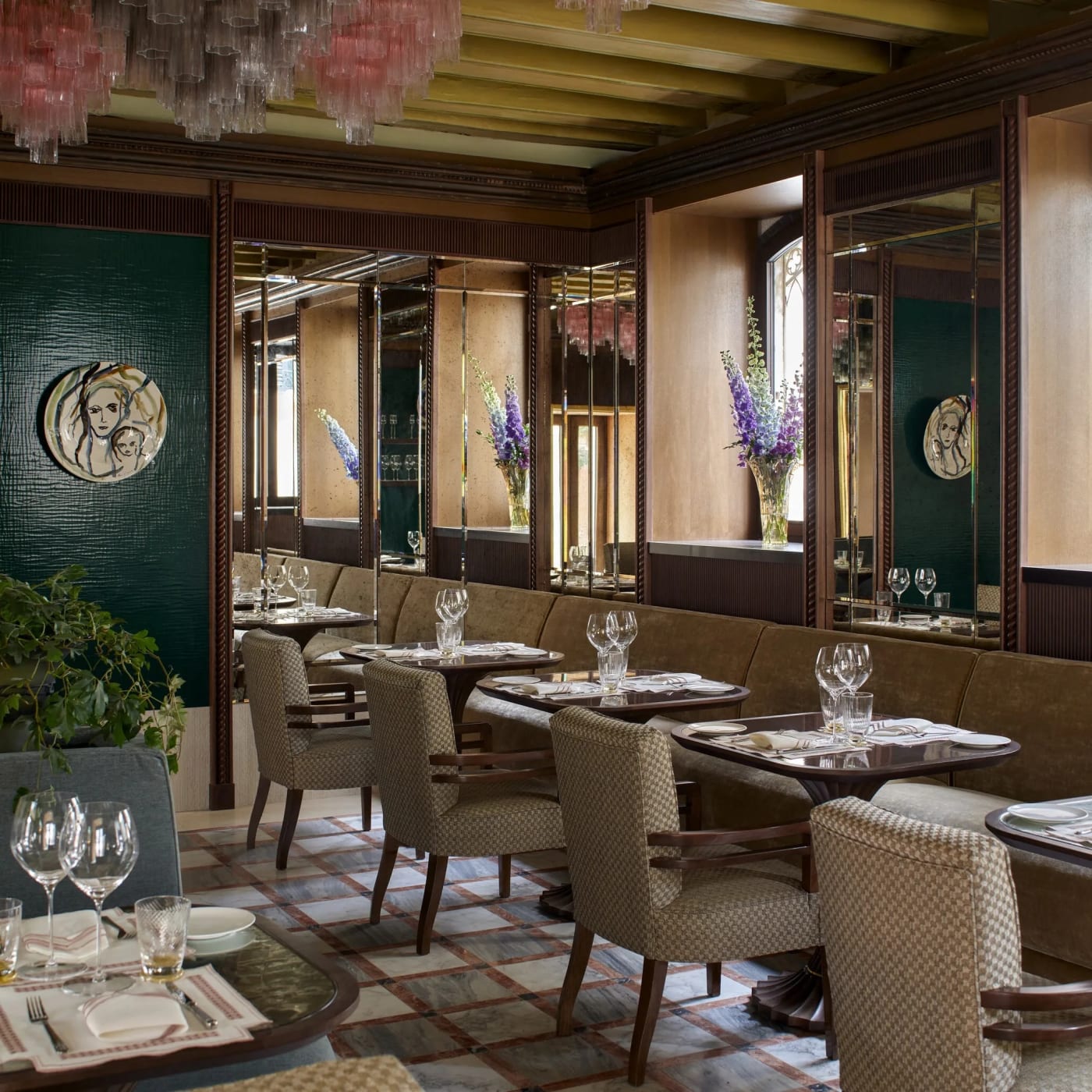 Der Saal des Restaurants La Casati, gedeckte Tische und Holzvertäfelungen