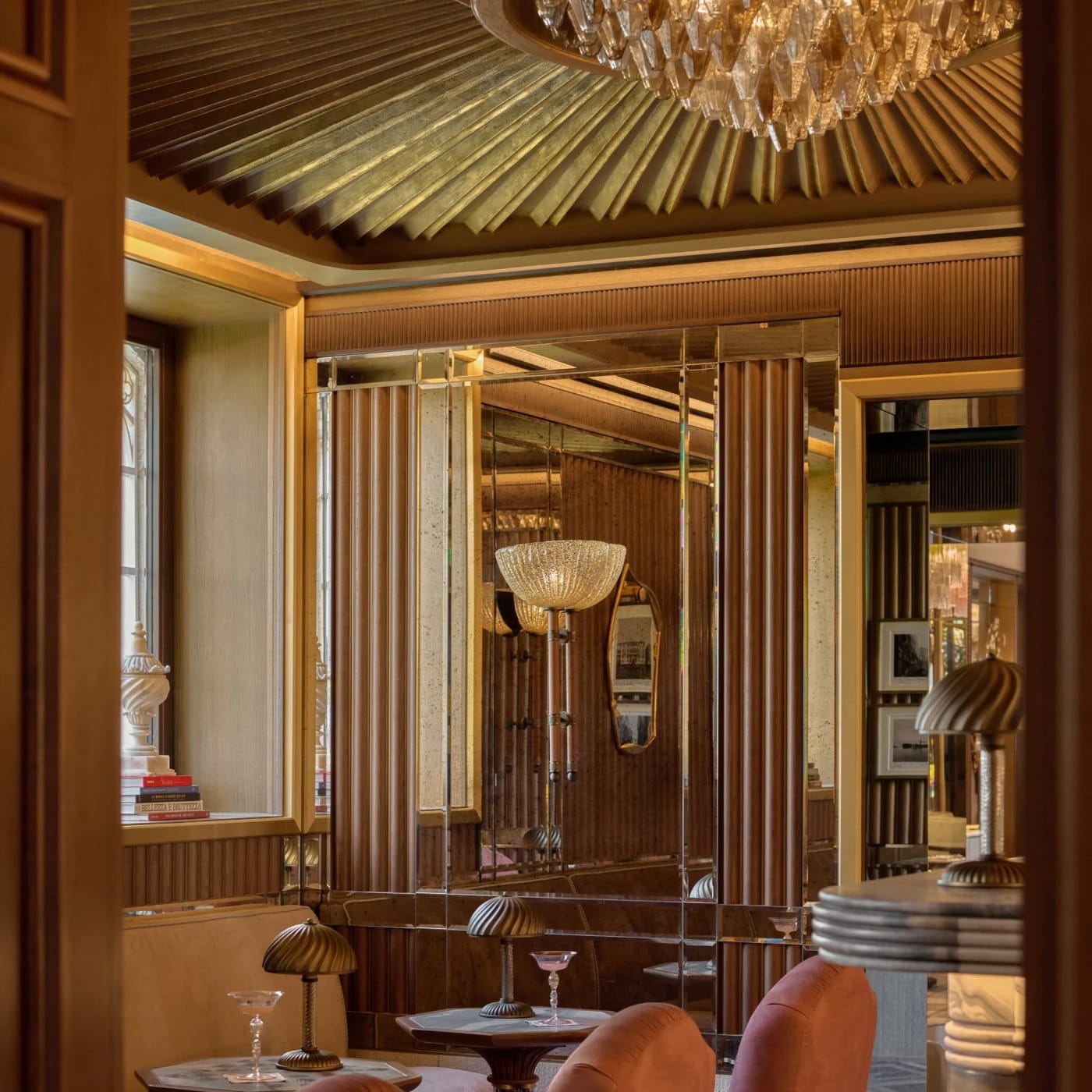 Die Wagon Bar des Orient Express Venezia, Art-déco-Holzvertäfelungen und orangefarbene Sessel