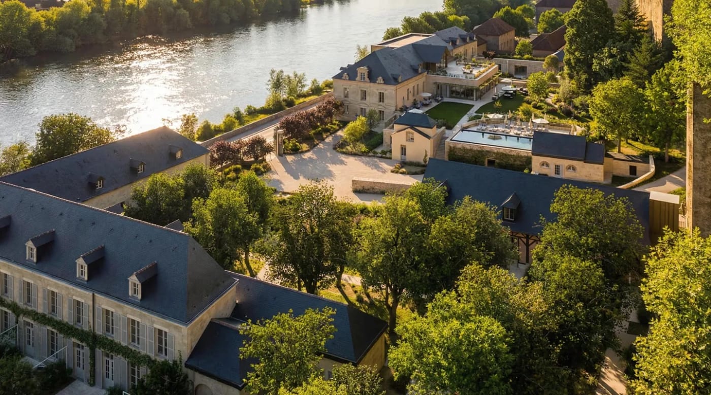 Vista aérea do Relais d'Amboise, as suas casas de tufo e a sua piscina à beira do Loire