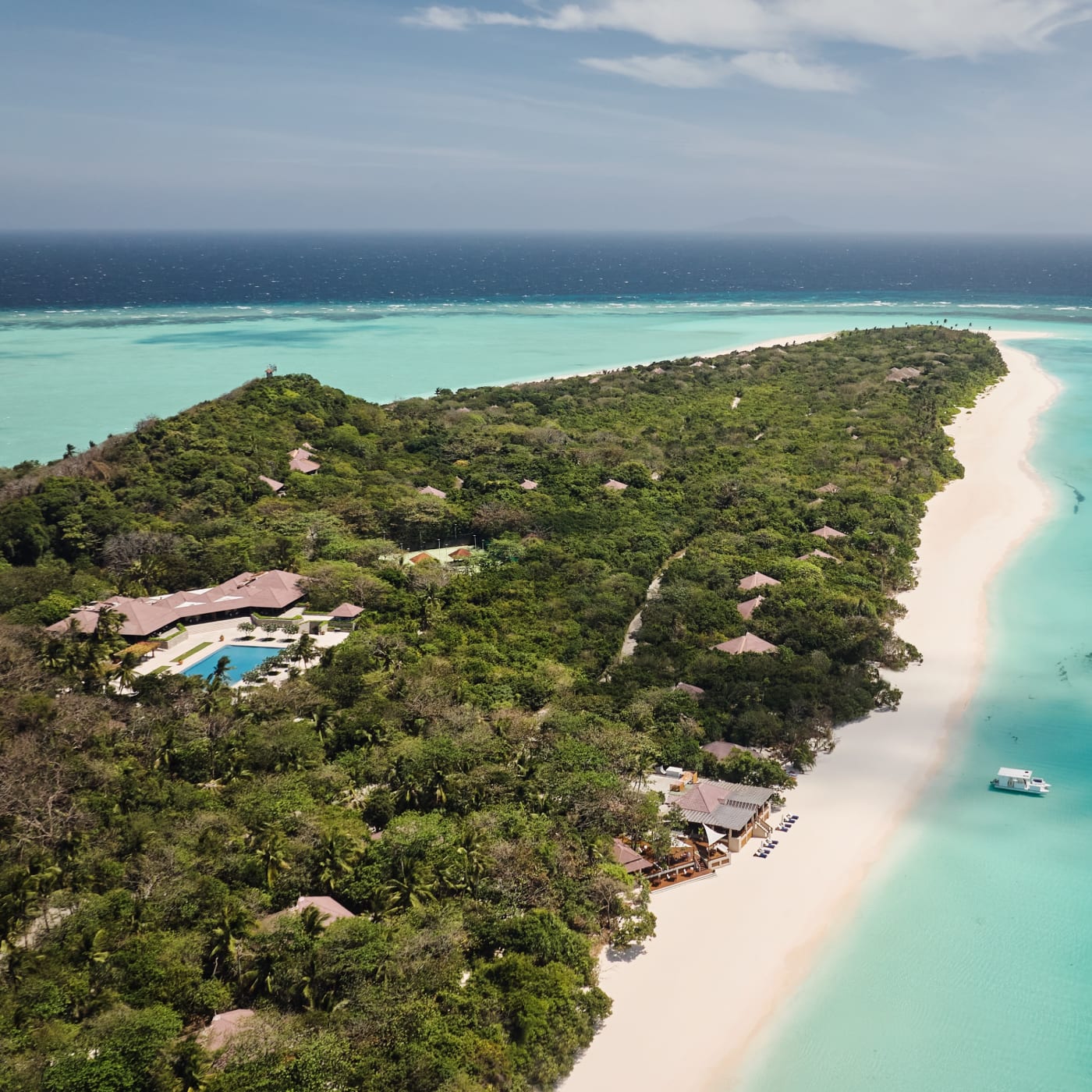 Vue aérienne de l'île privée d'Amanpulo aux Philippines, plage blanche et lagon
