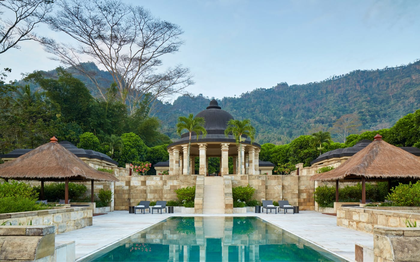 La piscine et les pavillons de l'Amanjiwo à Java, près de Borobudur