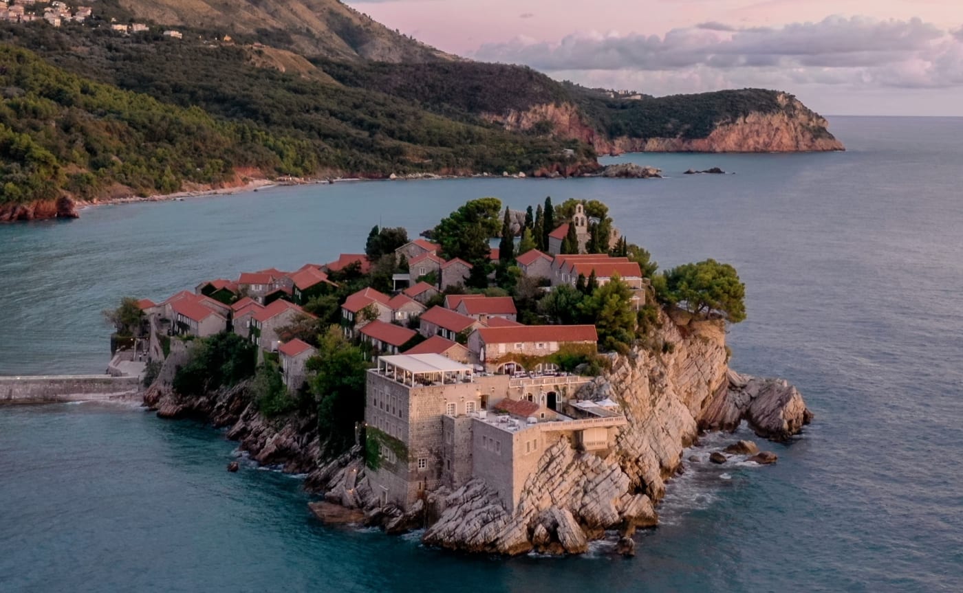 Vue aérienne de l'île fortifiée de Sveti Stefan, au Monténégro