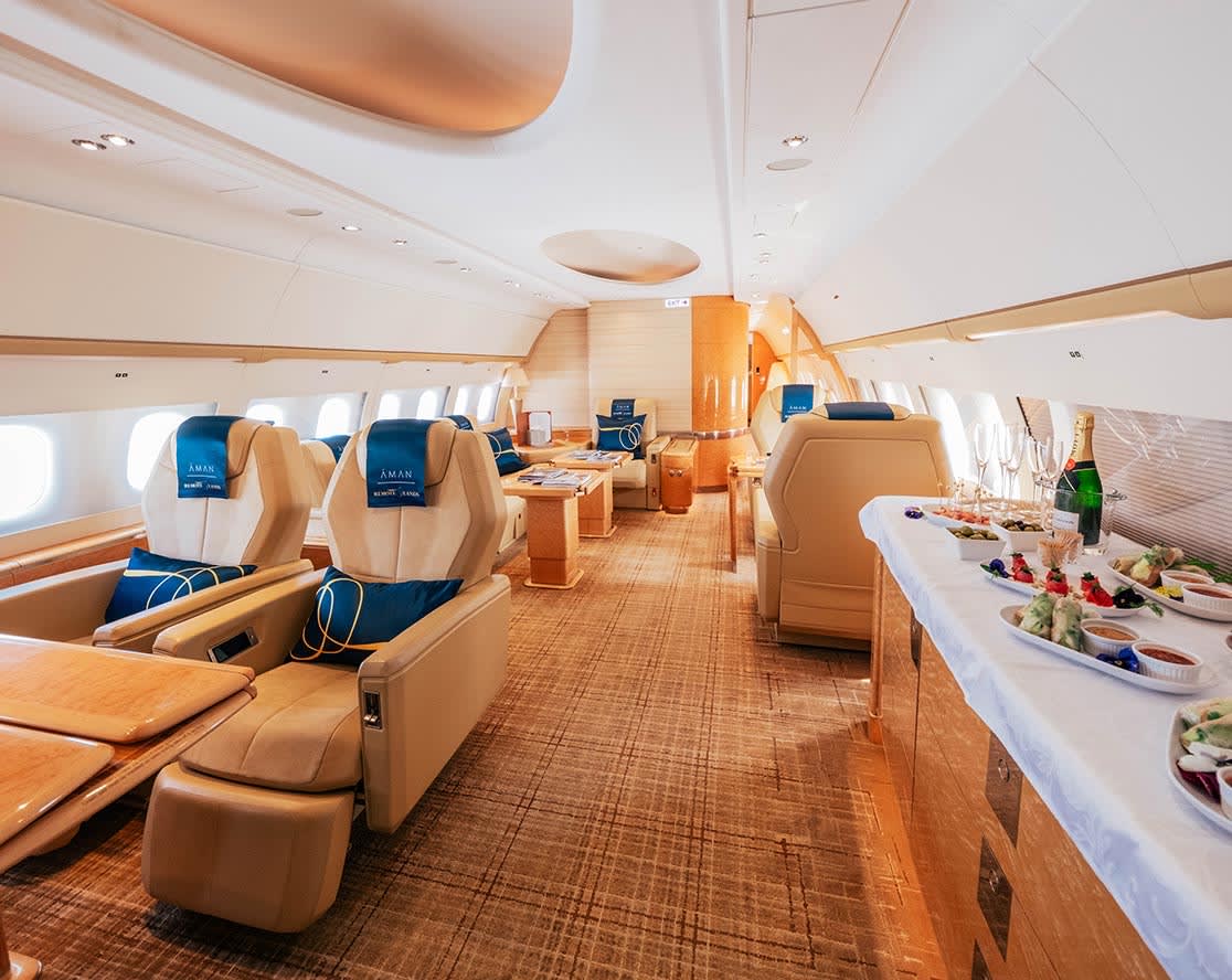 La cabine salon d'un Airbus ACJ 319 aménagé en jet privé de 19 sièges