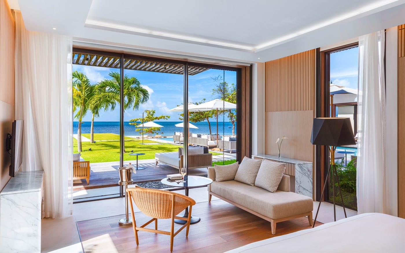 Suite vue océan ouverte sur la terrasse à Silversands Grenada, l'hôtel d'ORA Hospitality à la Grenade