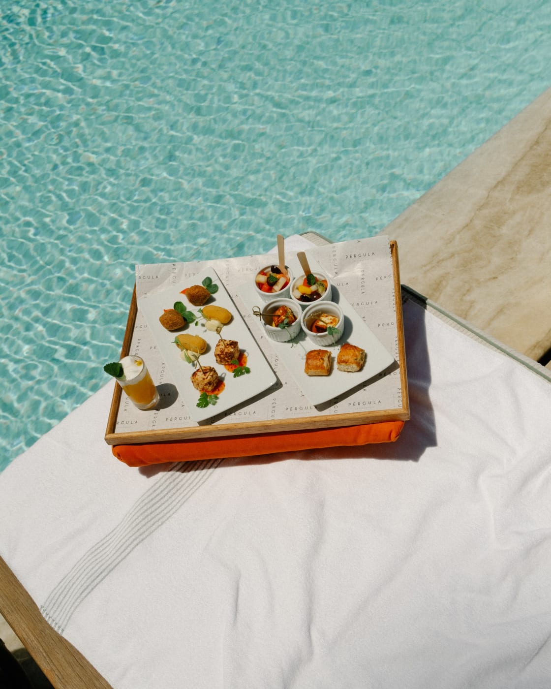 Bandeja de petiscos servida à beira da piscina do Copacabana Palace, no Rio