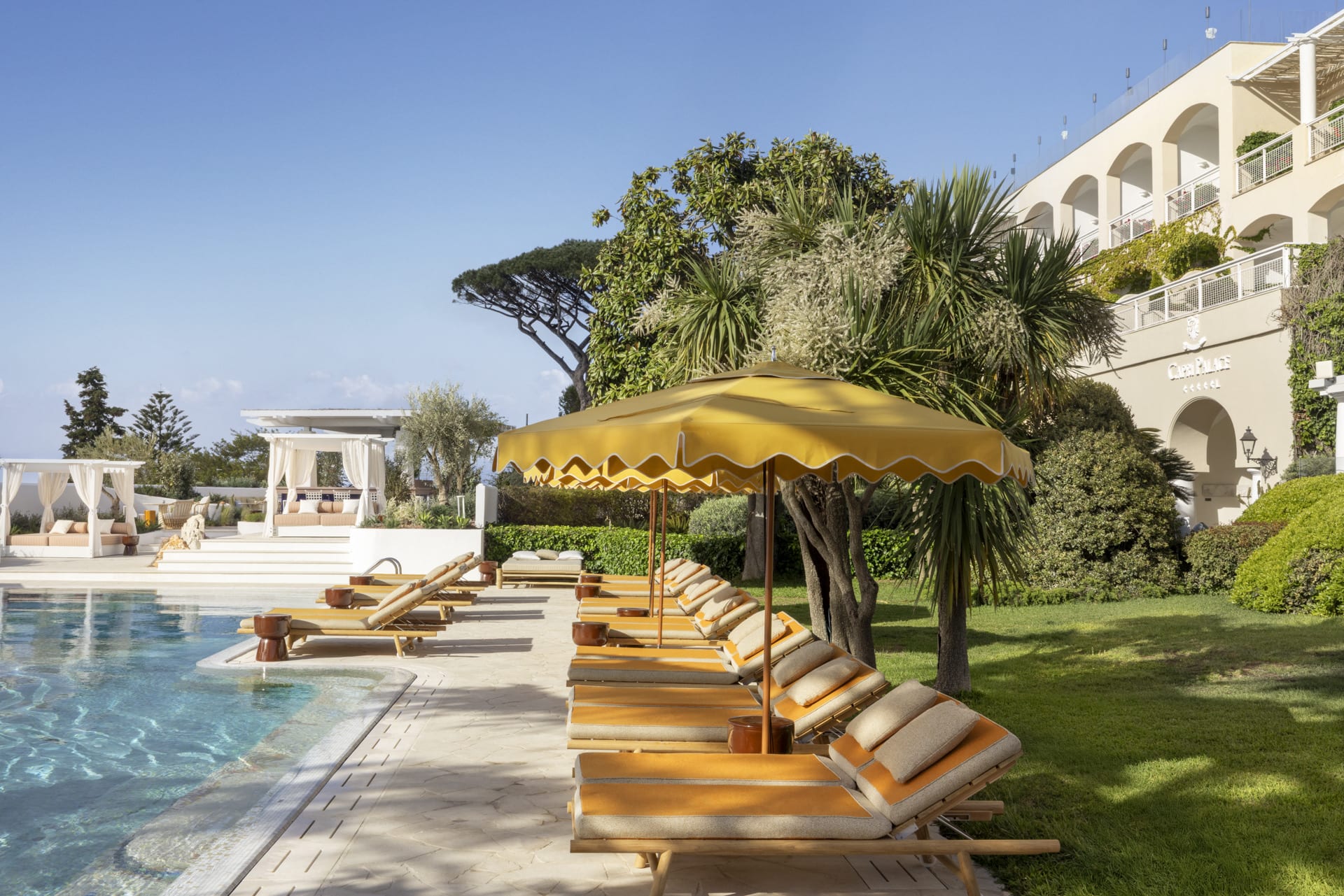 La piscine et les jardins du Jumeirah Capri Palace, entre pins et façades blanches
