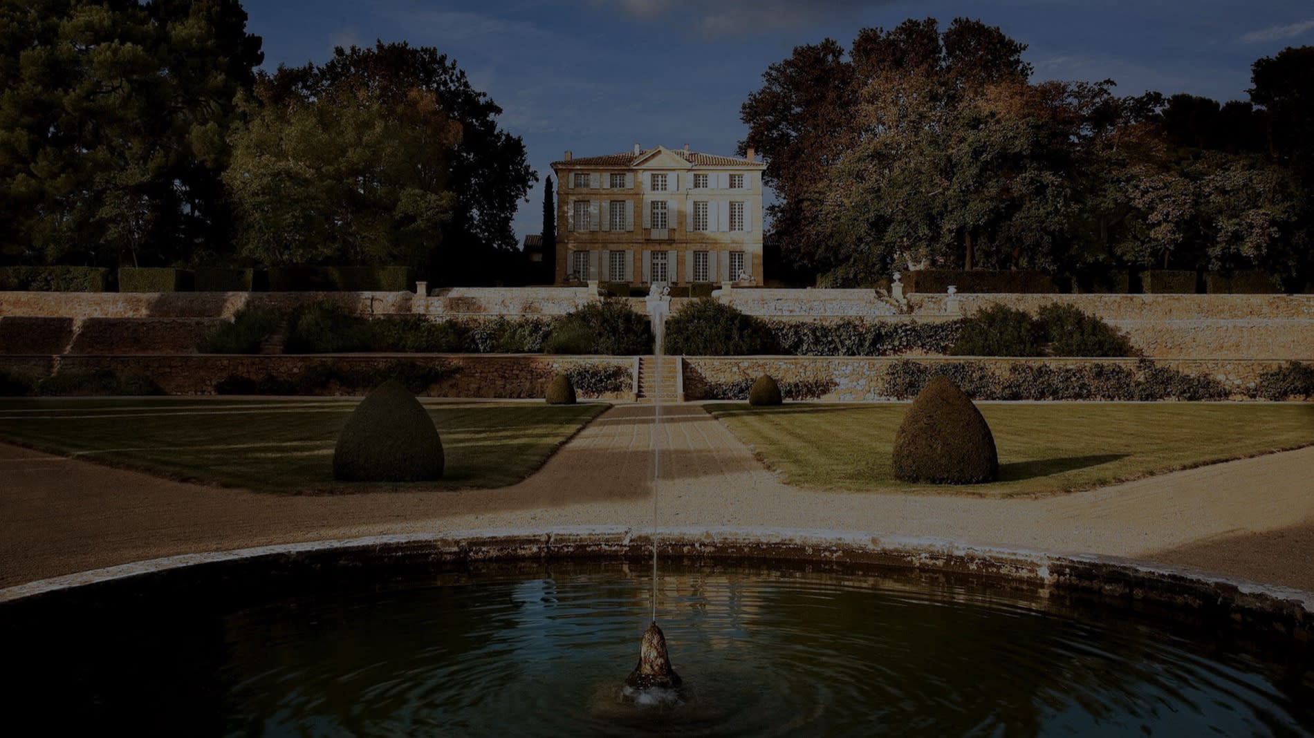 Le Château de la Gaude et ses jardins à la française avec bassin et fontaine, sur la commune d'Aix-en-Provence