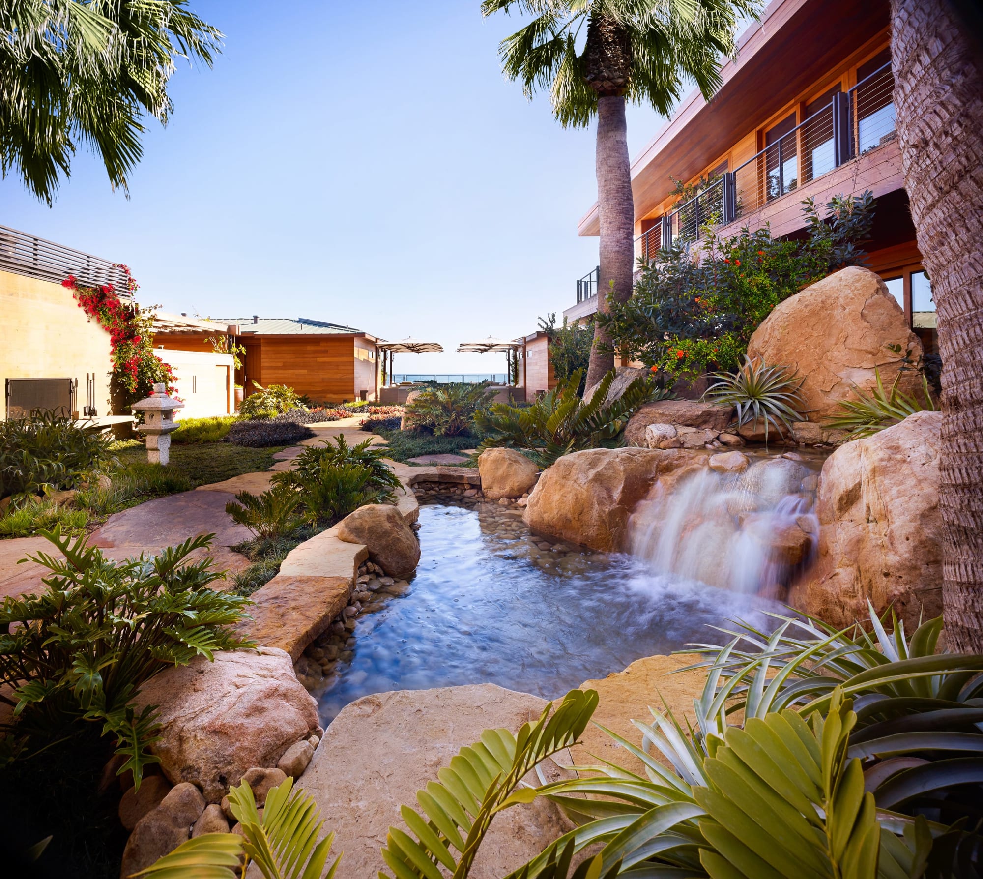 Le jardin et son bassin au Nobu Ryokan Malibu
