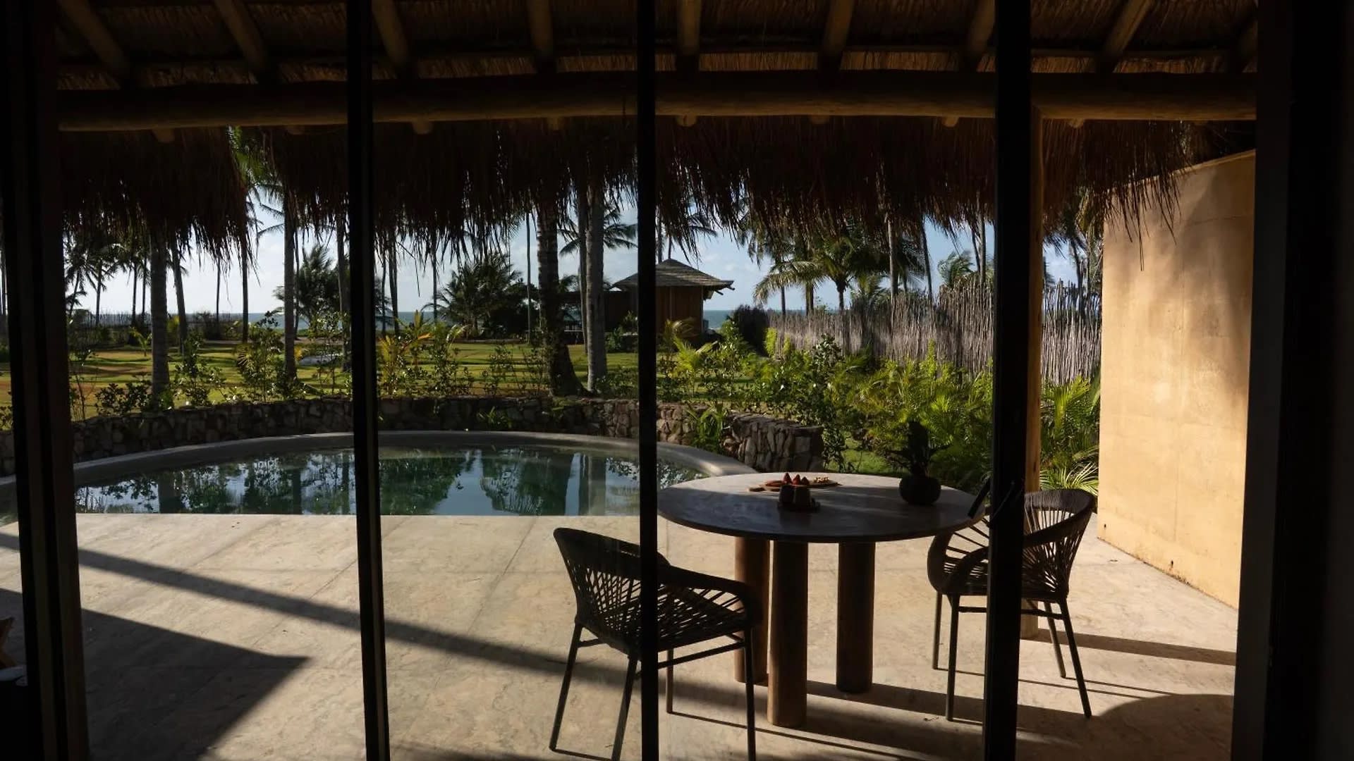 Vue depuis un bungalow du Primitivo sur la piscine privée et l'océan