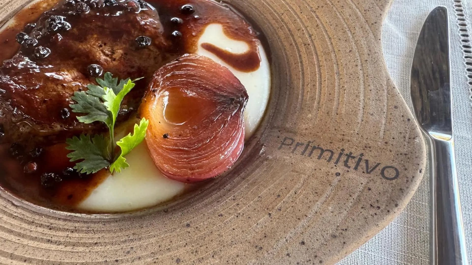 Une assiette signée par le chef Moisés Batista au Primitivo