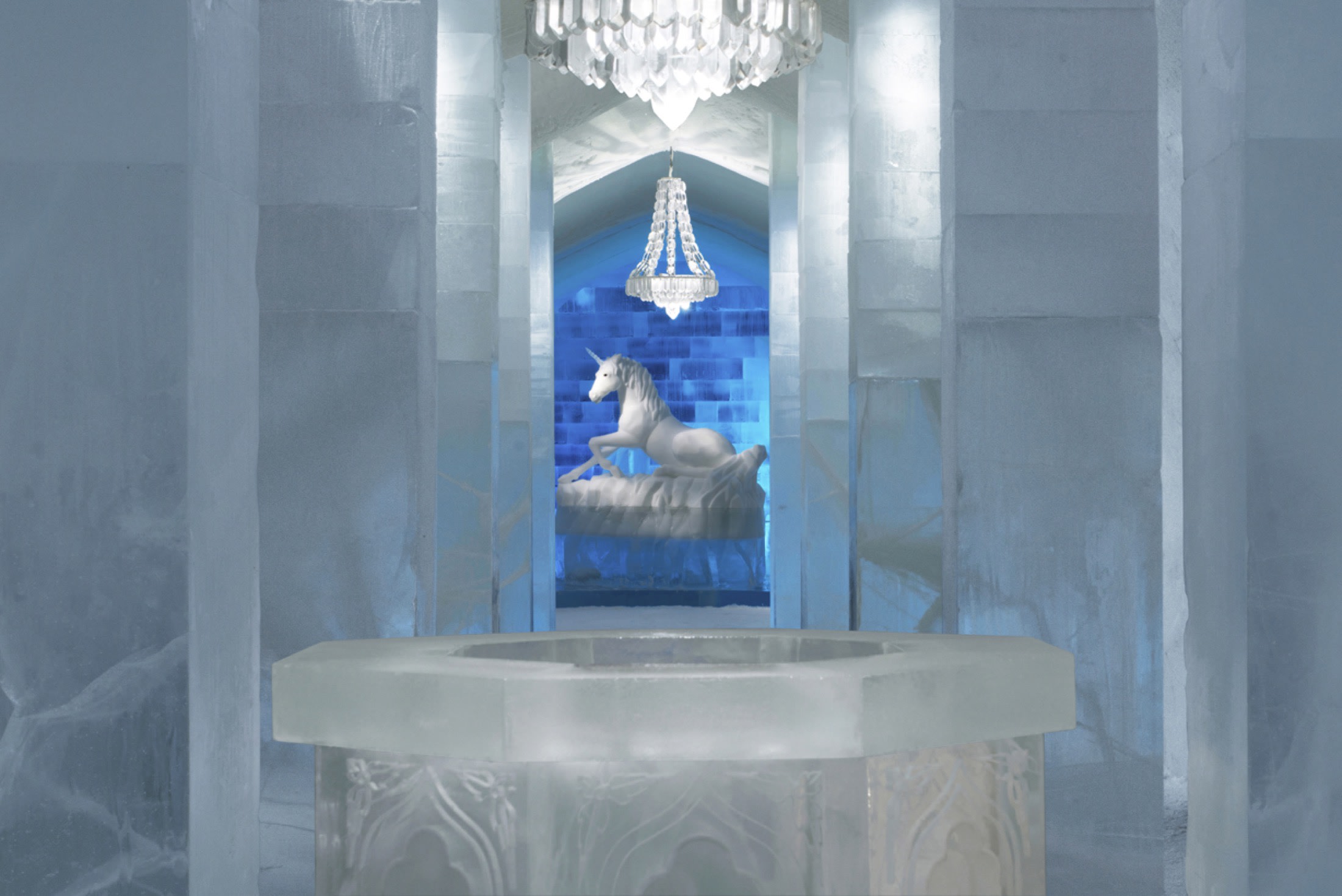 La grande halle sculptée dans la glace de l'Icehotel de Jukkasjärvi, en Laponie suédoise. (Photo Icehotel, CC BY-SA)
