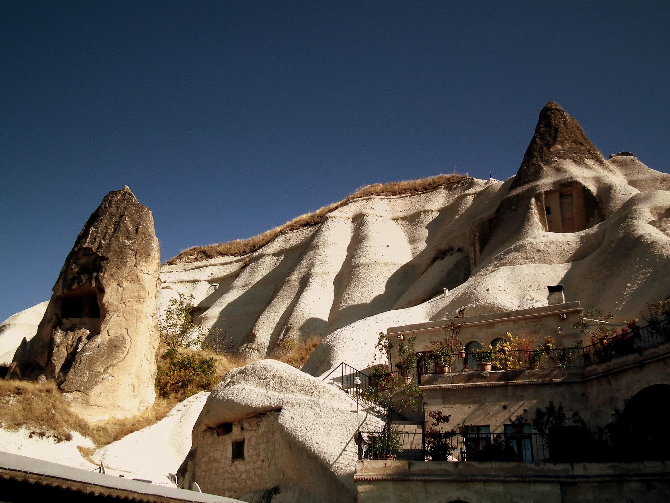 Un hôtel troglodyte creusé dans la roche volcanique de Göreme, en Cappadoce. (Photo calflier001, CC BY-SA)