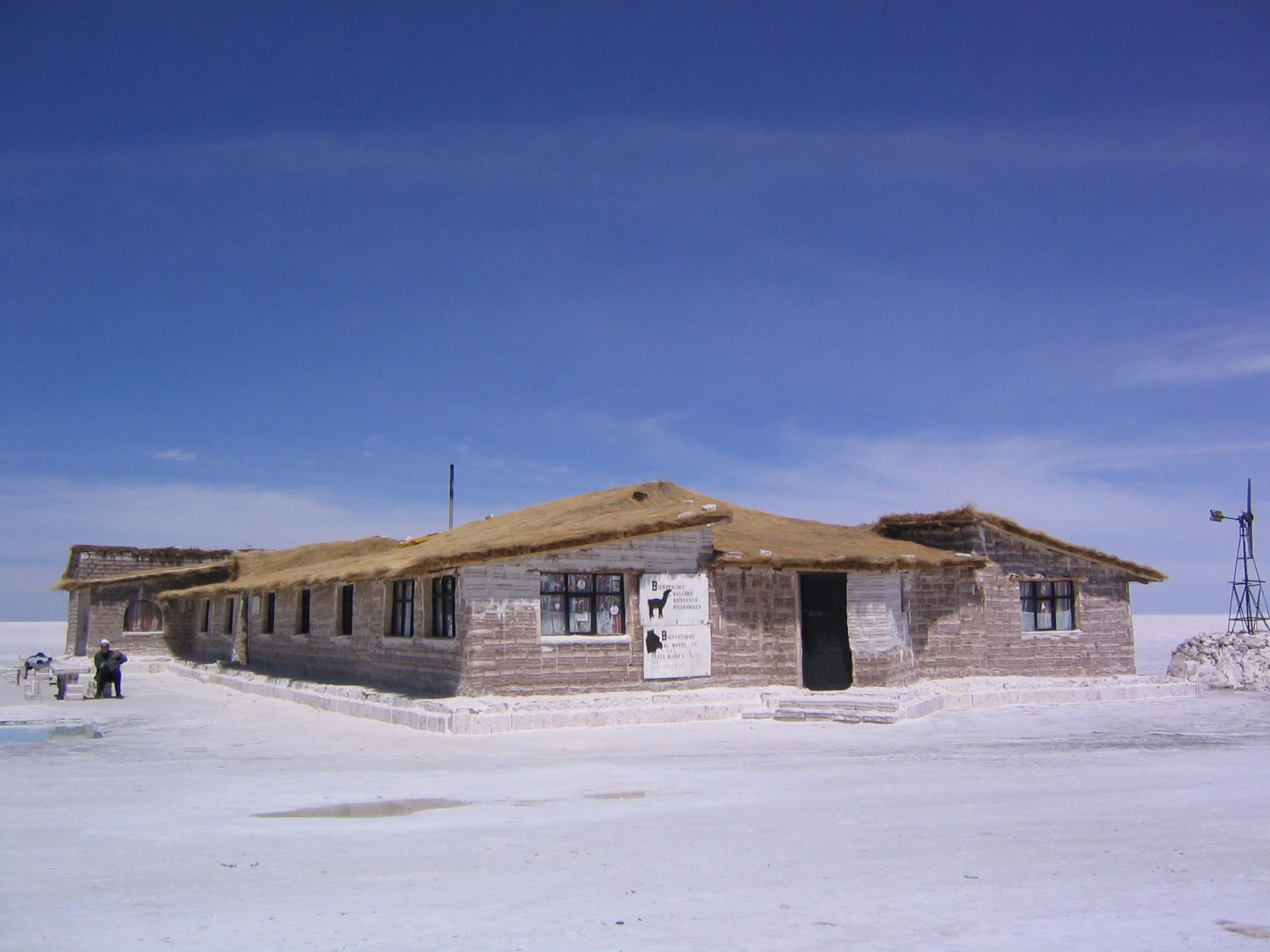 Le Palacio de Sal, entièrement bâti en blocs de sel, en bordure du Salar d'Uyuni en Bolivie. (Photo Phil Whitehouse, CC BY)