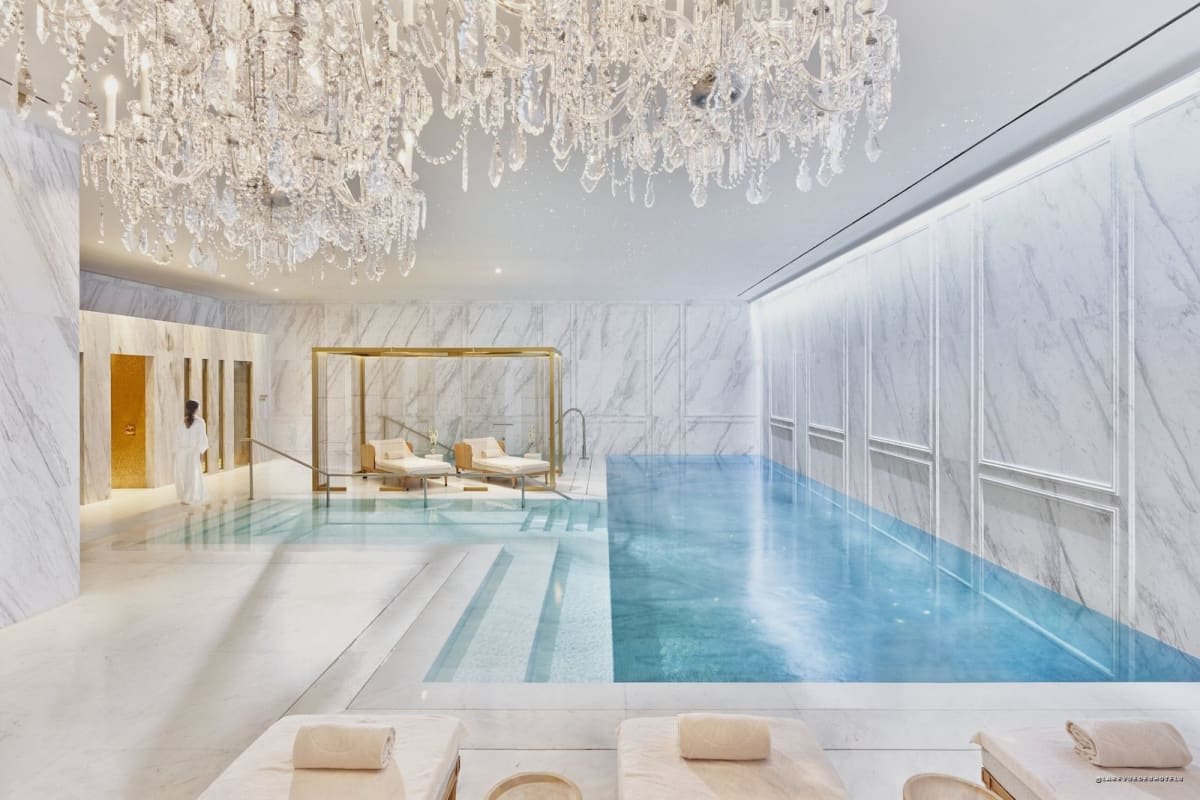 La piscine intérieure en marbre du spa du Mandarin Oriental Ritz, à Madrid