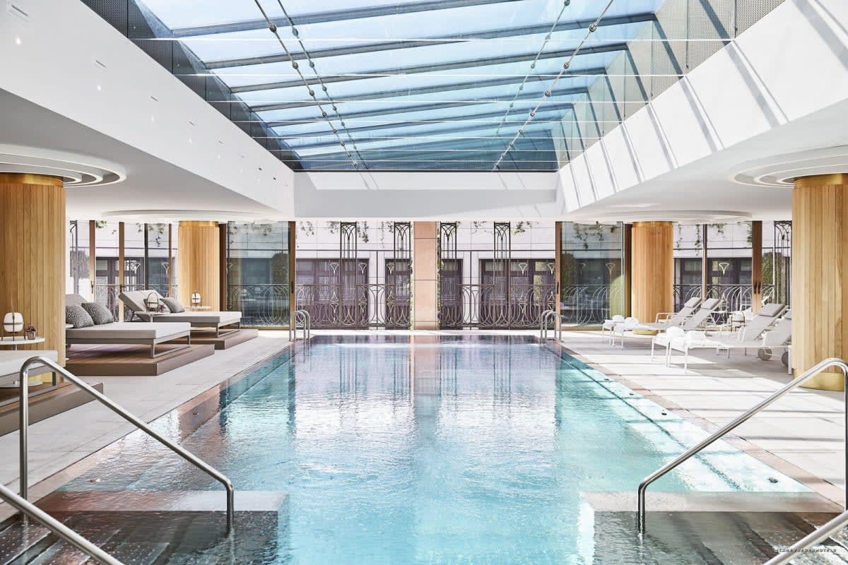 La piscine intérieure sous verrière du Four Seasons Hotel Madrid