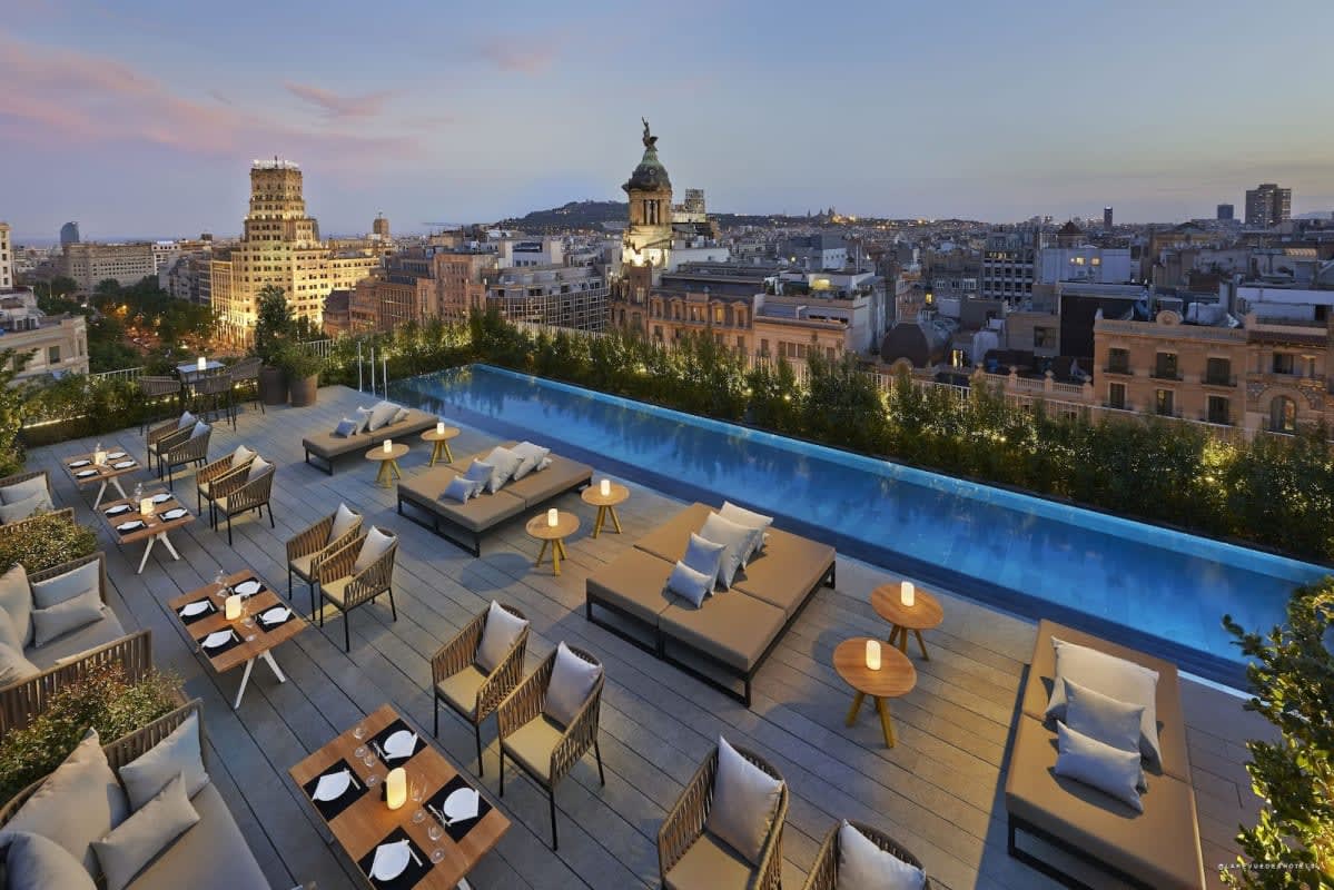 La piscine sur le toit du Mandarin Oriental Barcelona, face aux toits de la ville