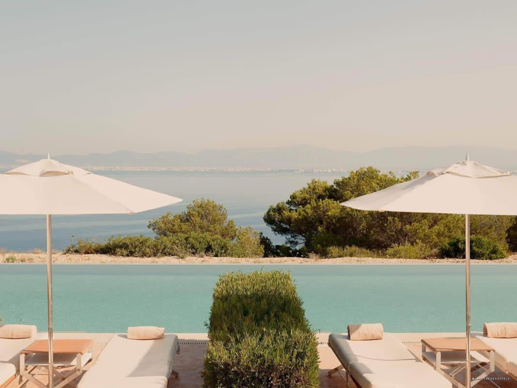 La piscine à débordement du Cap Rocat face à la baie de Palma, à Majorque