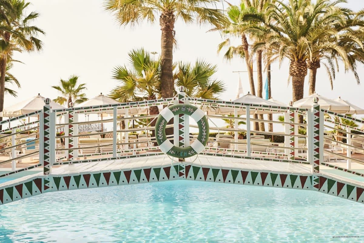 La piscine emblématique du Marbella Club et son pont de faïence, à Marbella