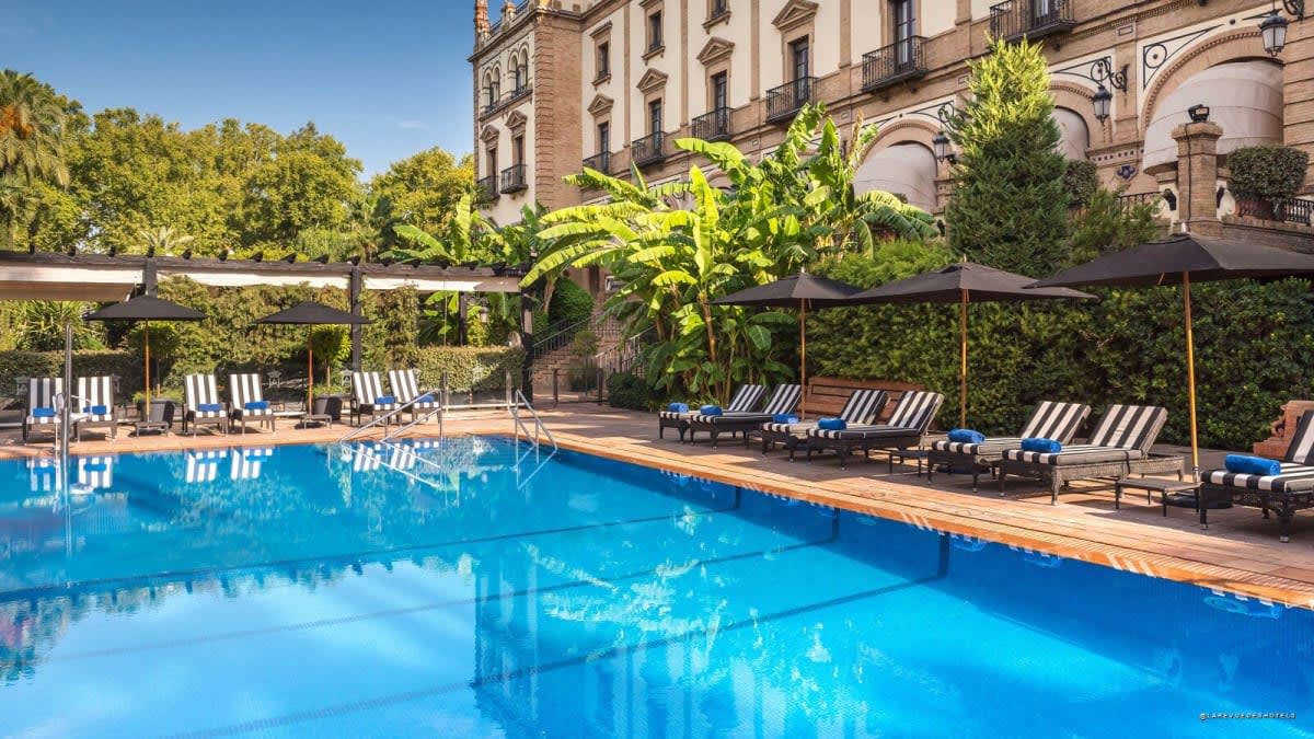 La piscine de l'Hotel Alfonso XIII au pied de sa façade néo-mudéjare, à Séville