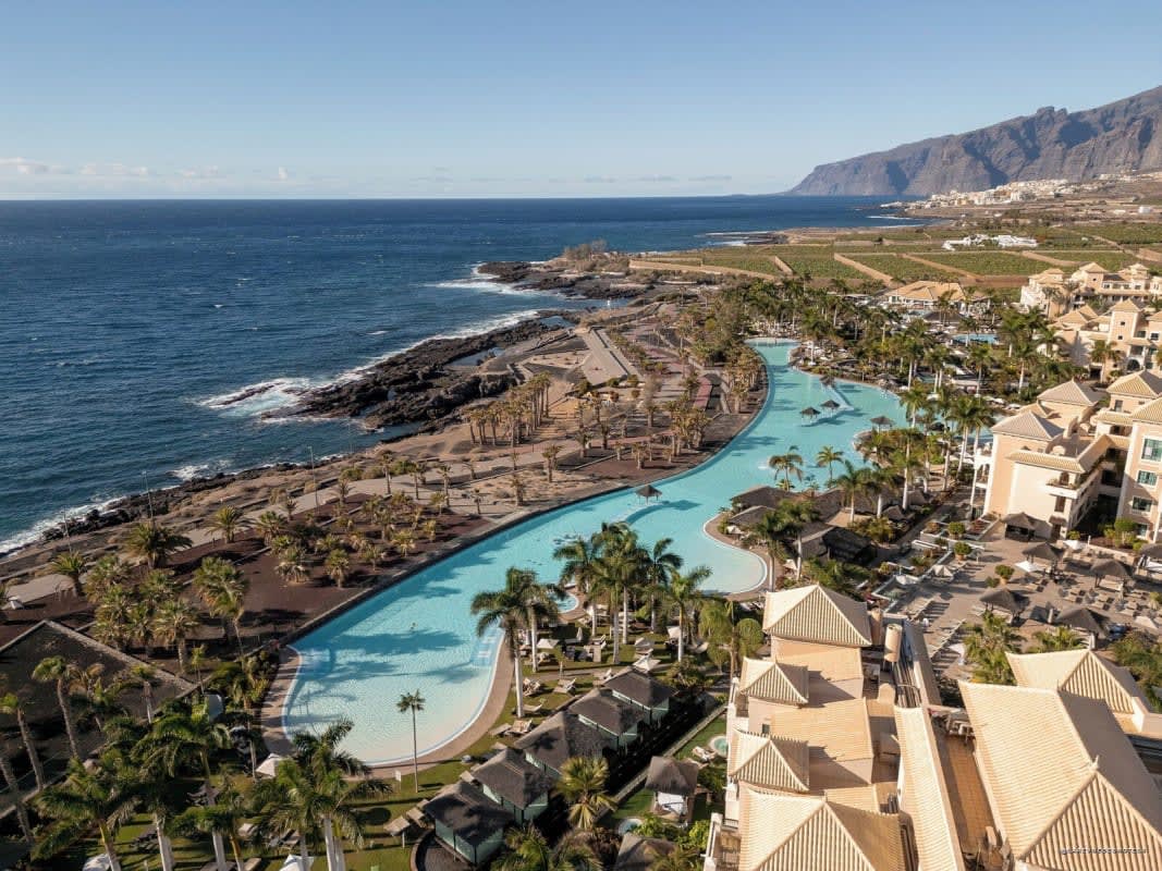 La piscine-lagon à débordement du Gran Meliá Palacio de Isora, à Ténérife