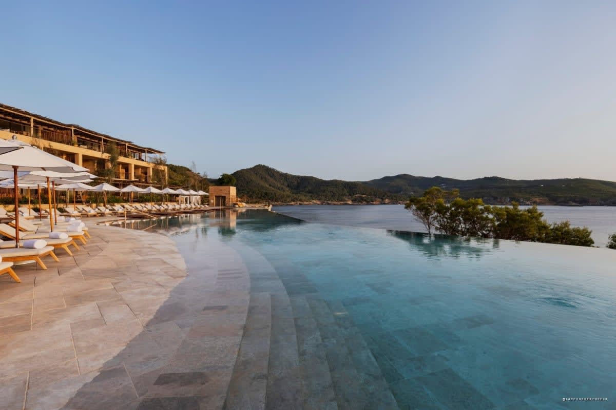 La piscine à débordement du Six Senses Ibiza au-dessus de la baie de Xarraca