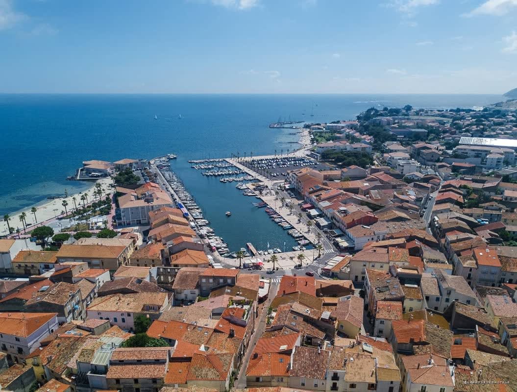 Vue aérienne du port de Marseillan et de ses toits de tuiles