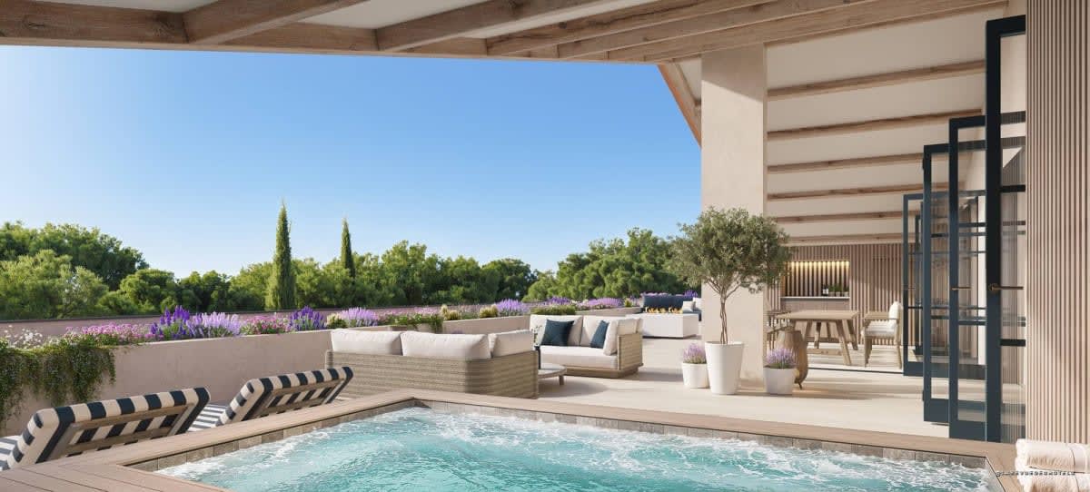 Piscine privative et séjour ouvert d’une résidence de Port Marseillan