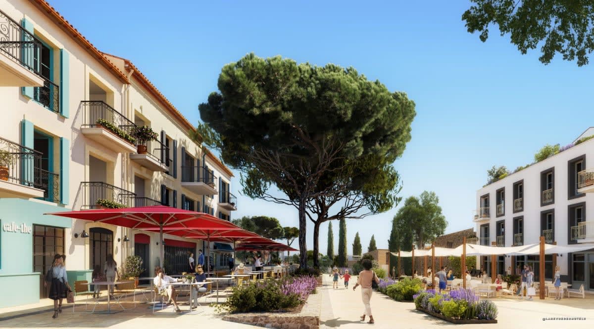 Place animée du village de Port Marseillan avec ses terrasses