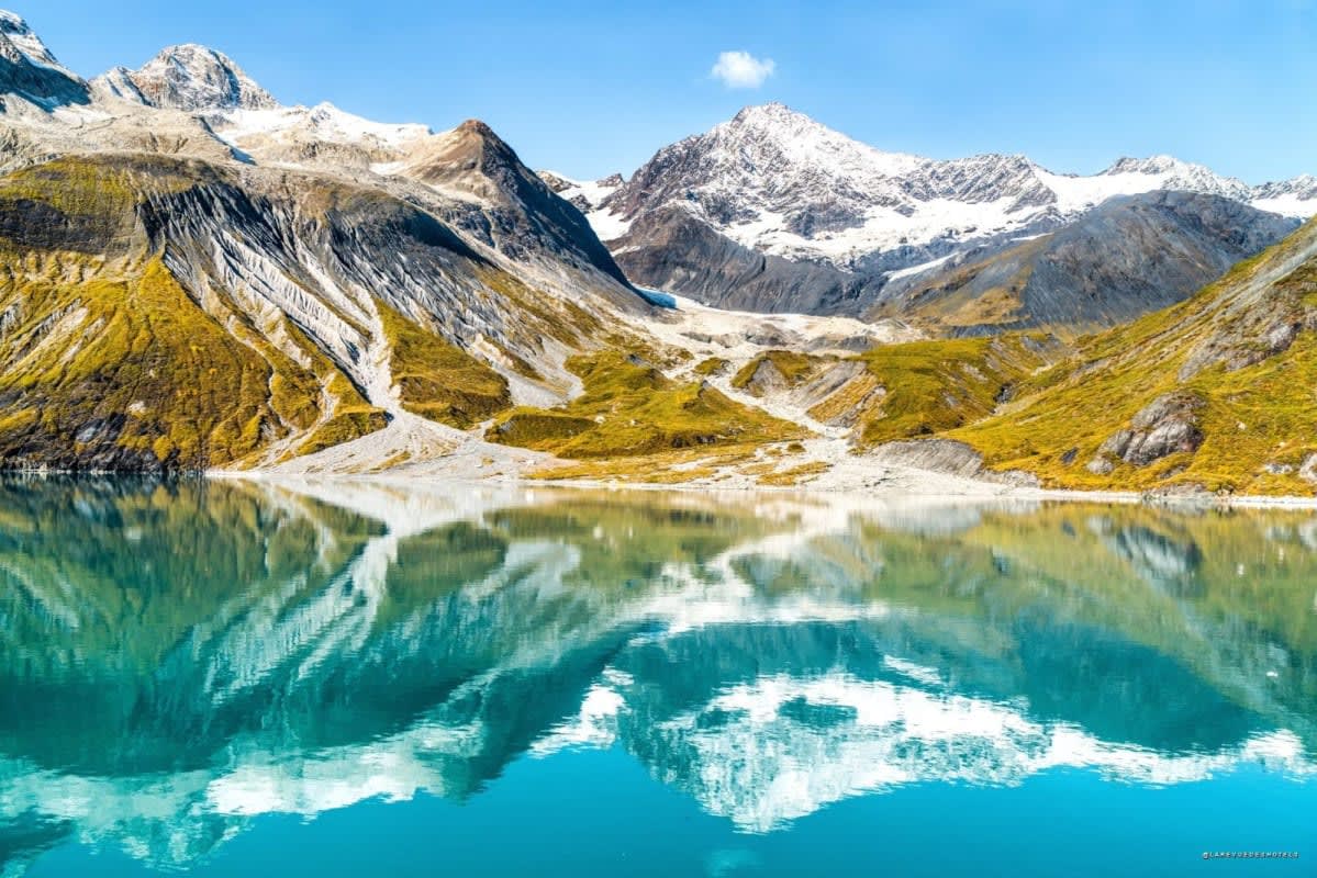 Glaciers et montagnes d’Alaska, reflet sur l’eau