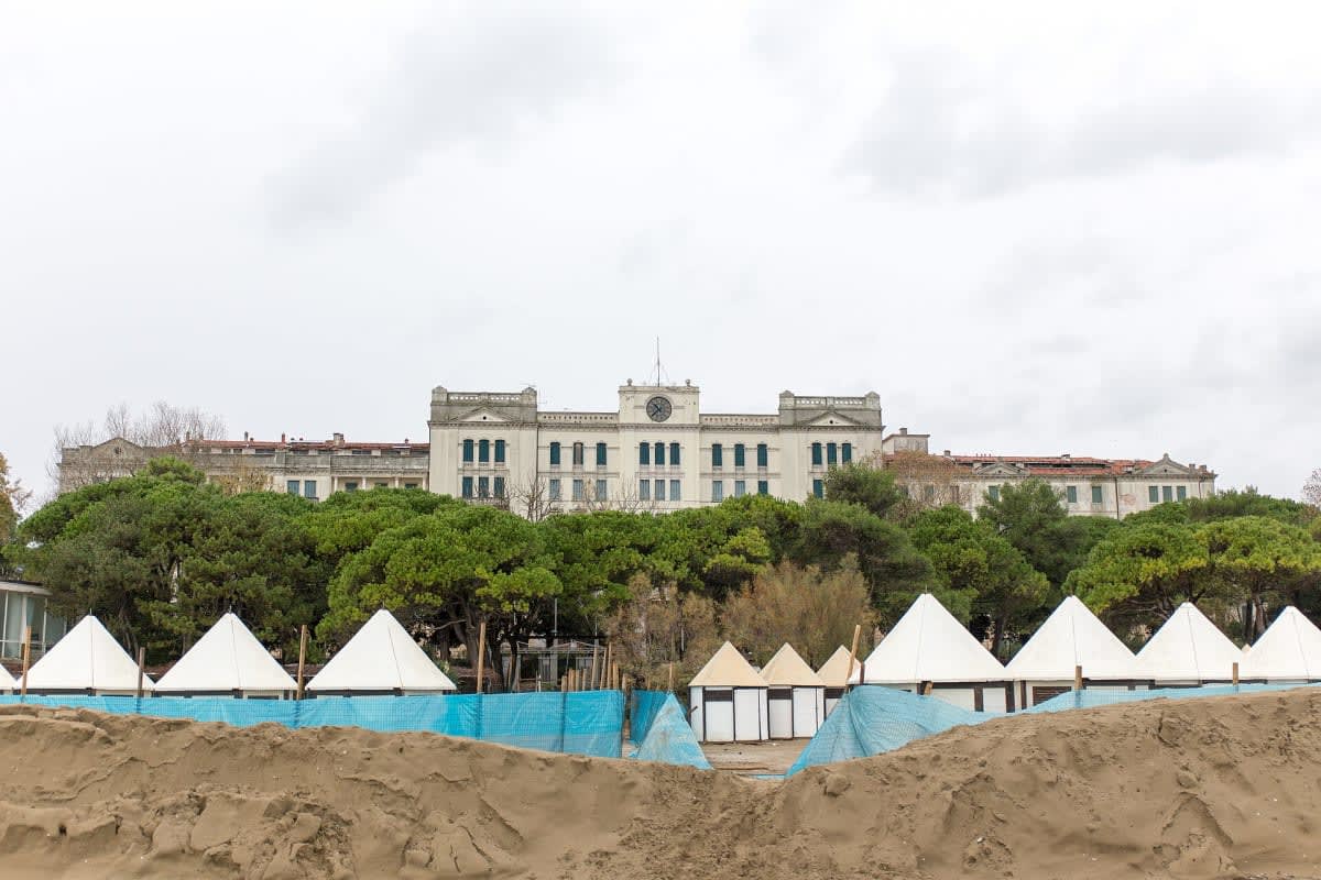 Vu depuis la plage et ses cabanes