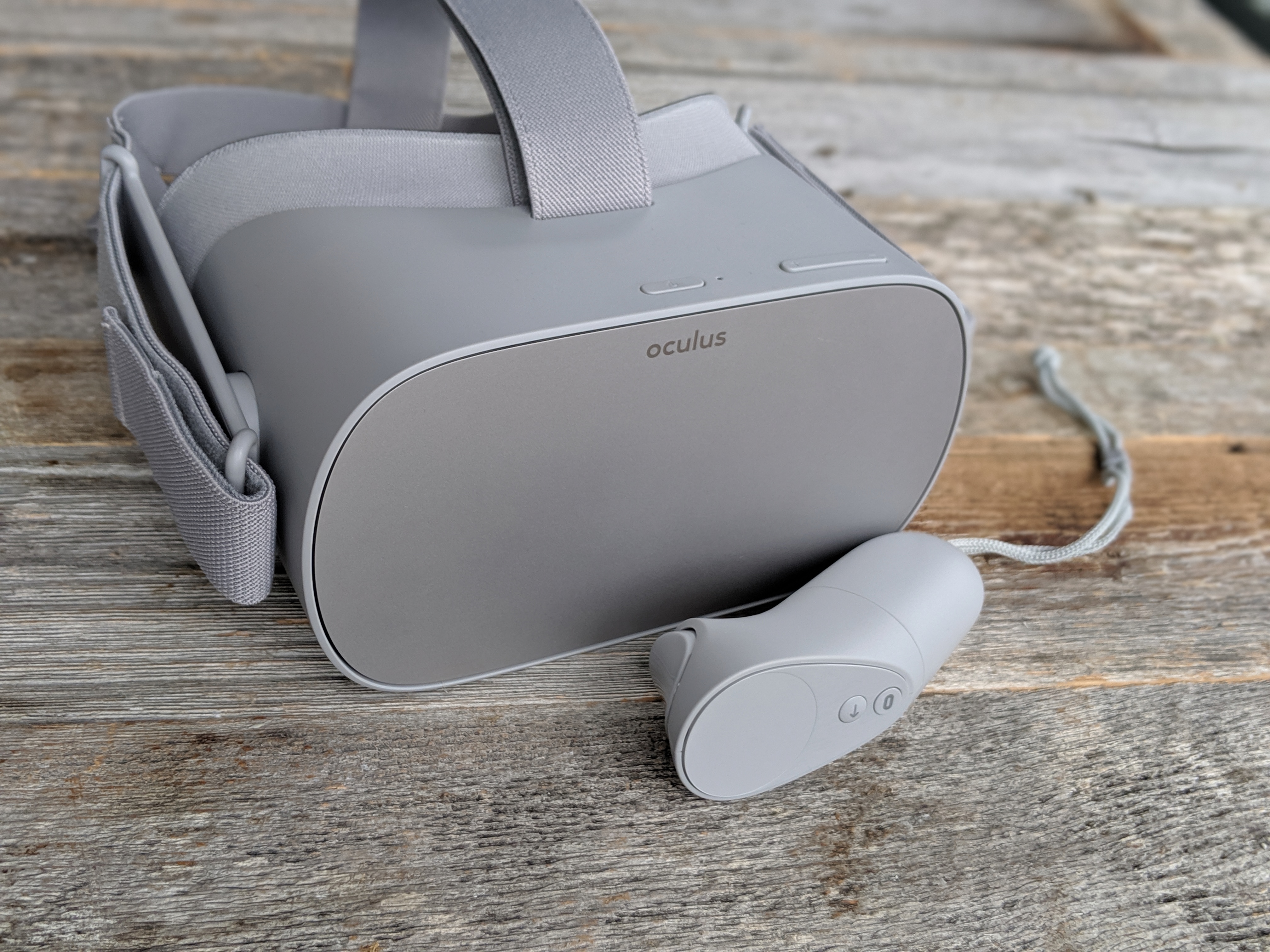 Oculus Go Review - The oculus Go headset and controller
