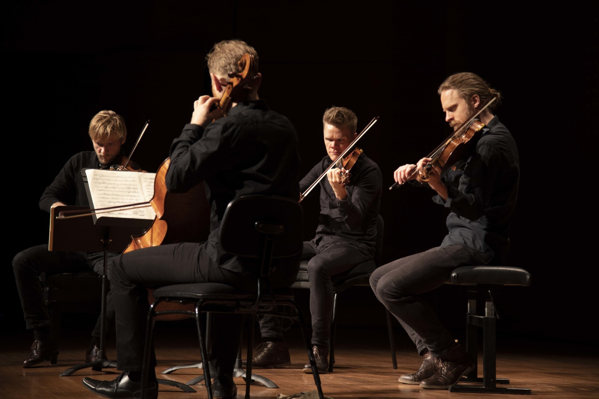 Квартет 8 шостакович. Струнный квартет шостаковича. Струнный квартет 8 шостакович камерная симфония. Камерный квартет черный квадрат. Шостакович струнный квартет 8.