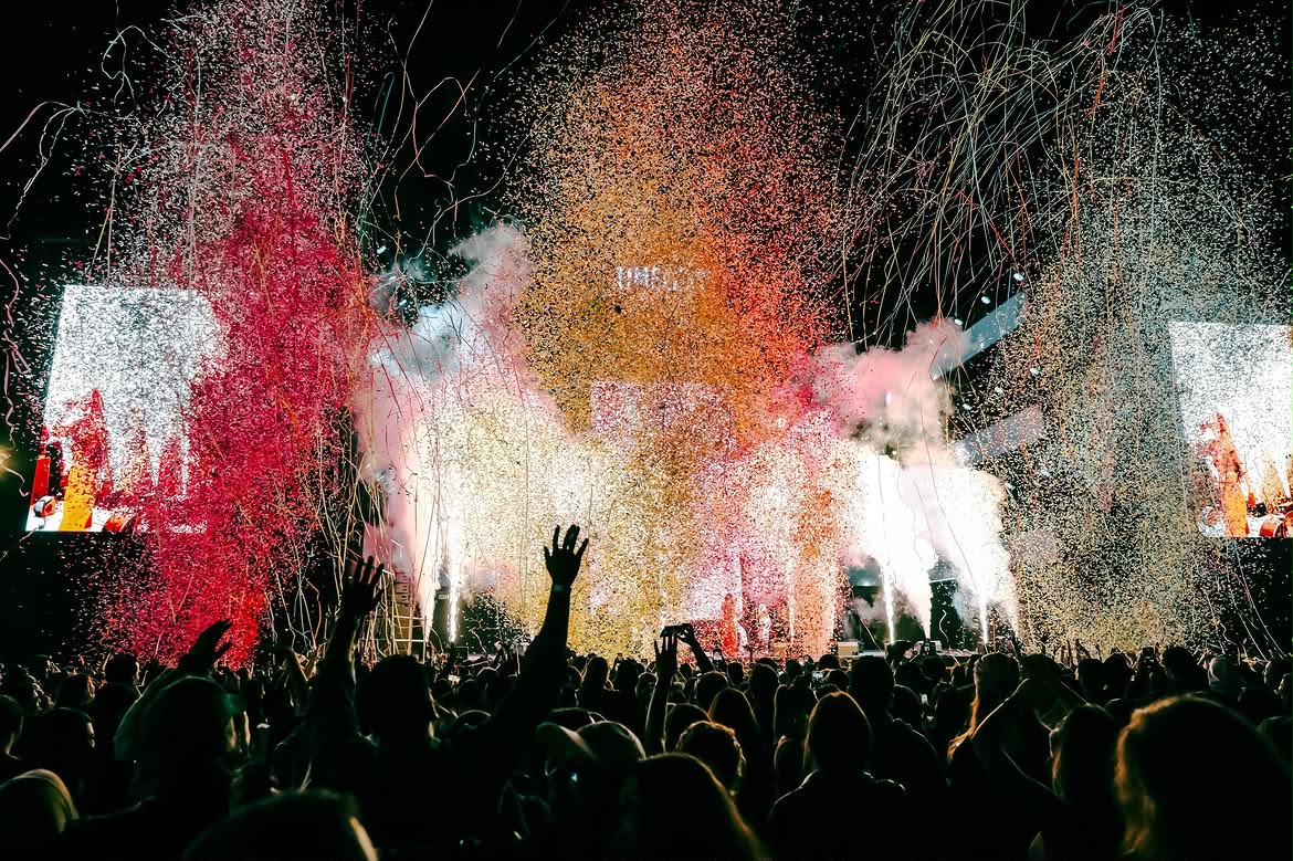 Concert et effets spéciaux YSFX — confettis, streamers et plumes de lumière sur scène