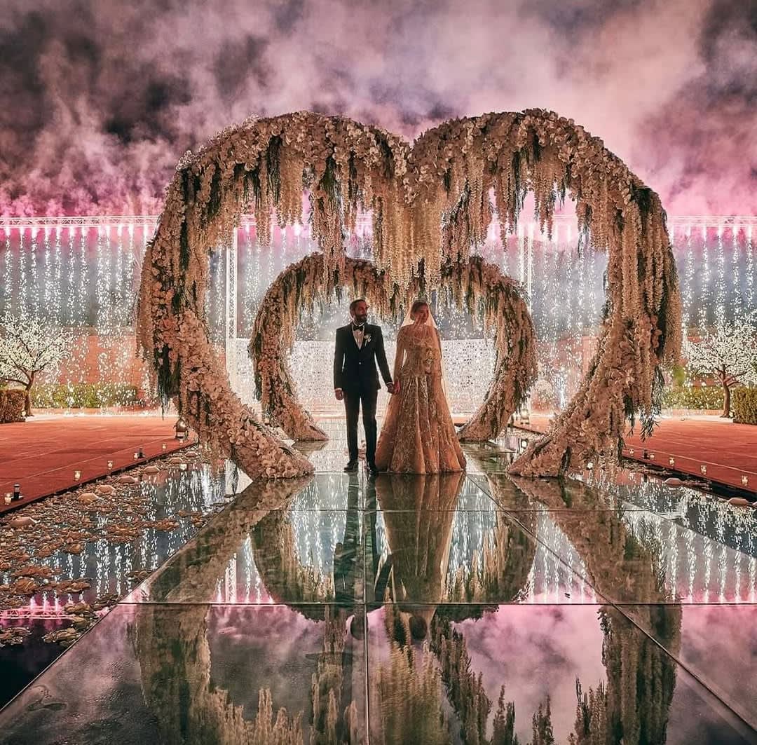 Mariage YSFX — cascade d'artifice de 40 mètres, fumée rose et arches florales