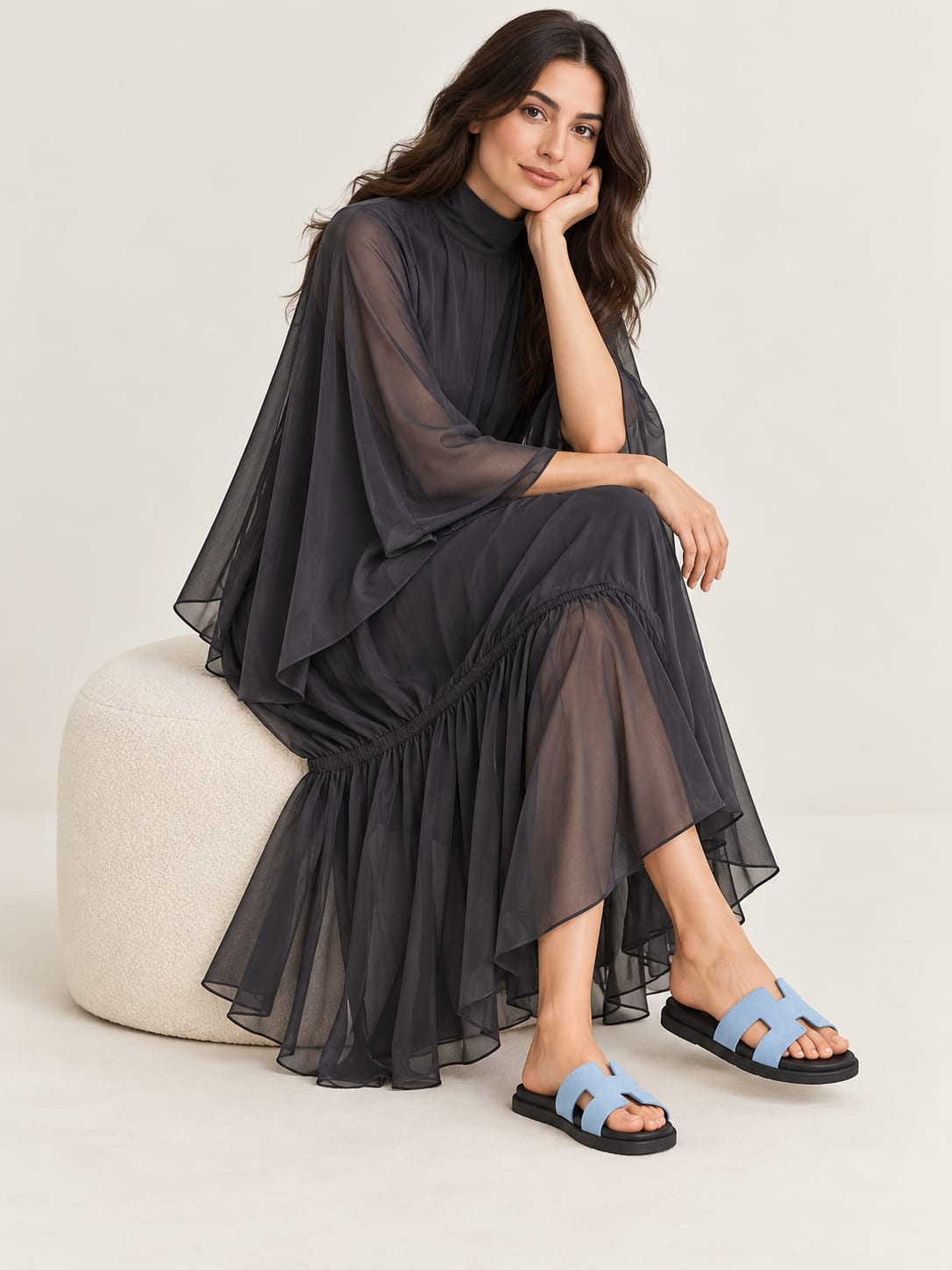 Robe longue gris fonce en mousseline Tsniout - vue assise