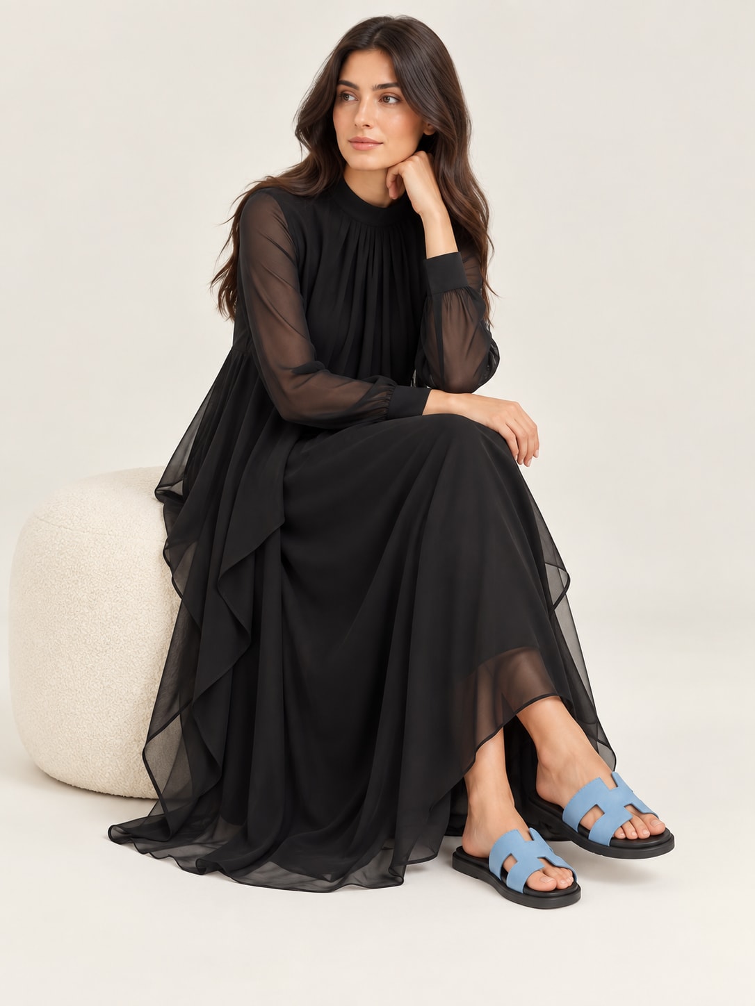 Robe longue noire voile plisse Tsniout - vue assise