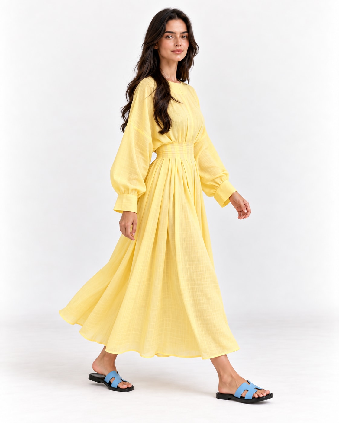 Robe longue plissee jaune pale Tsniout - vue en mouvement