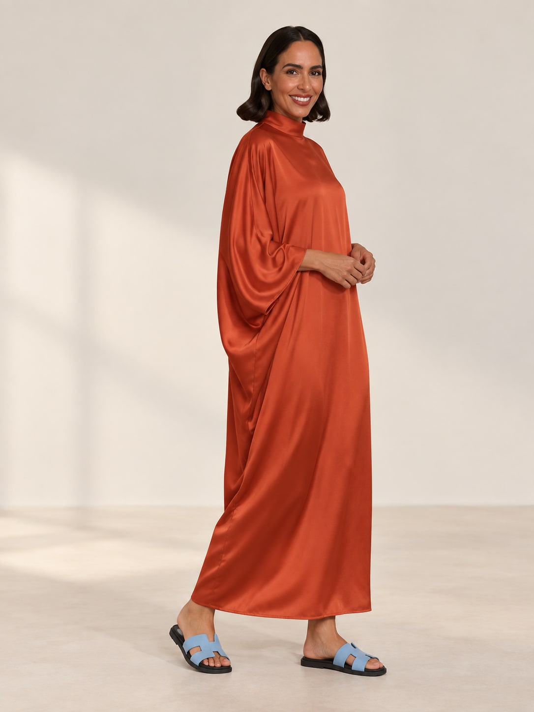 Robe longue satin orange ample Tsniout - vue debout