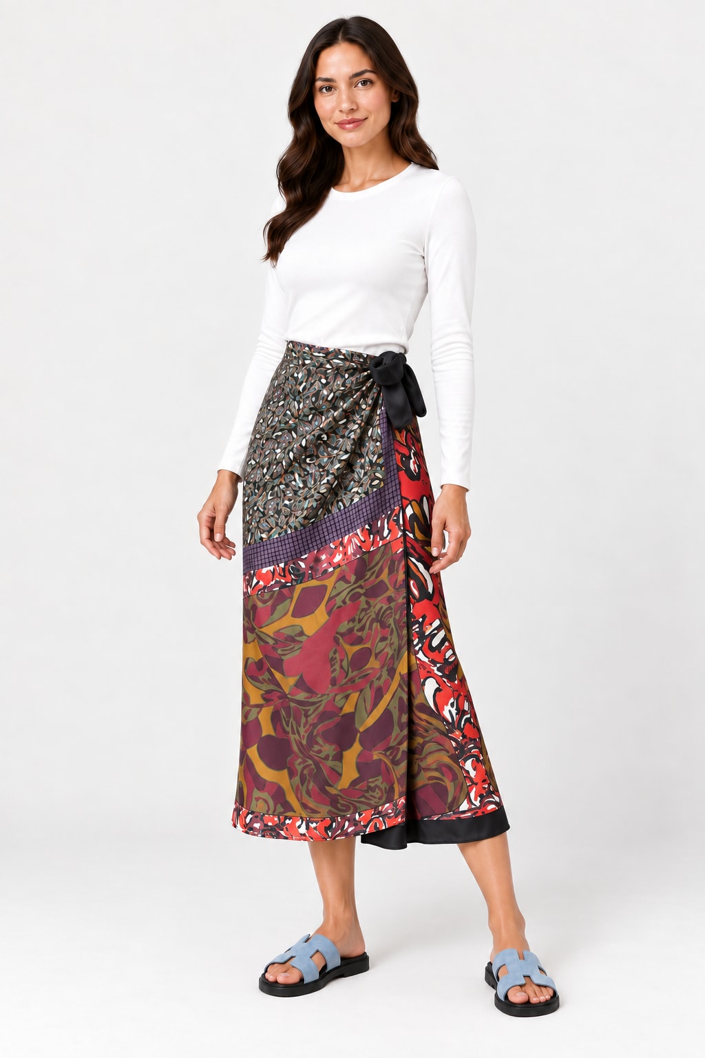 Jupe midi portefeuille à imprimé foulard multicolore — lifestyle-debout