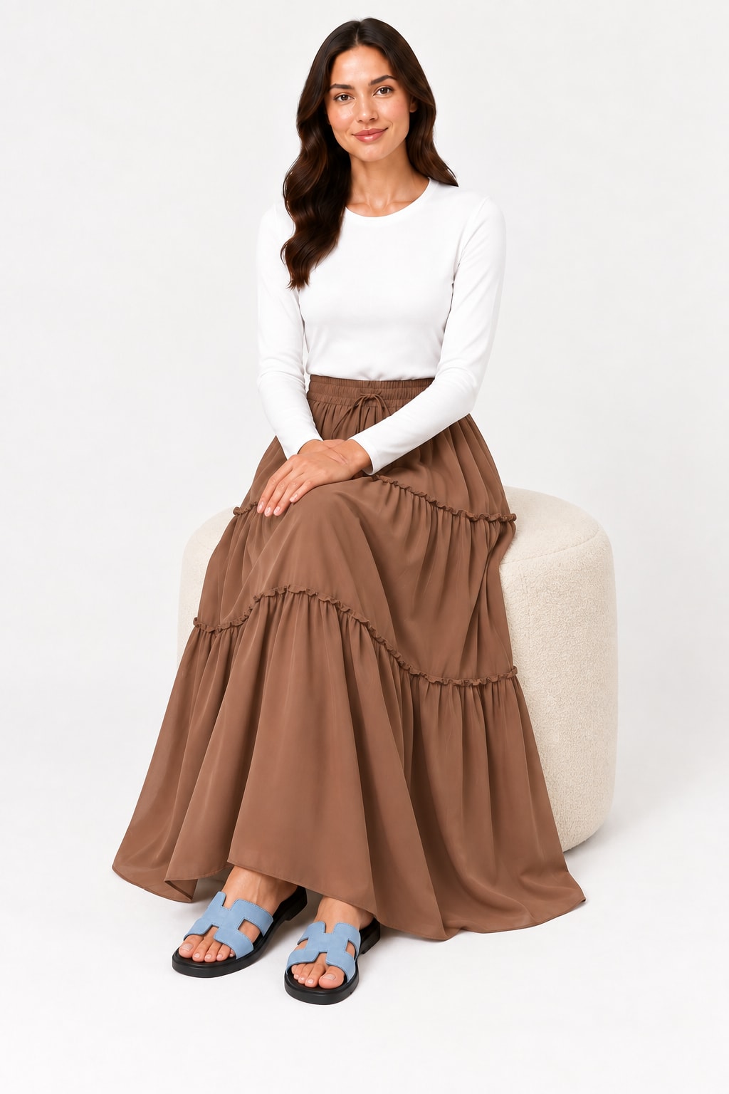 Jupe longue brune à volants et taille élastiquée — lifestyle-assise