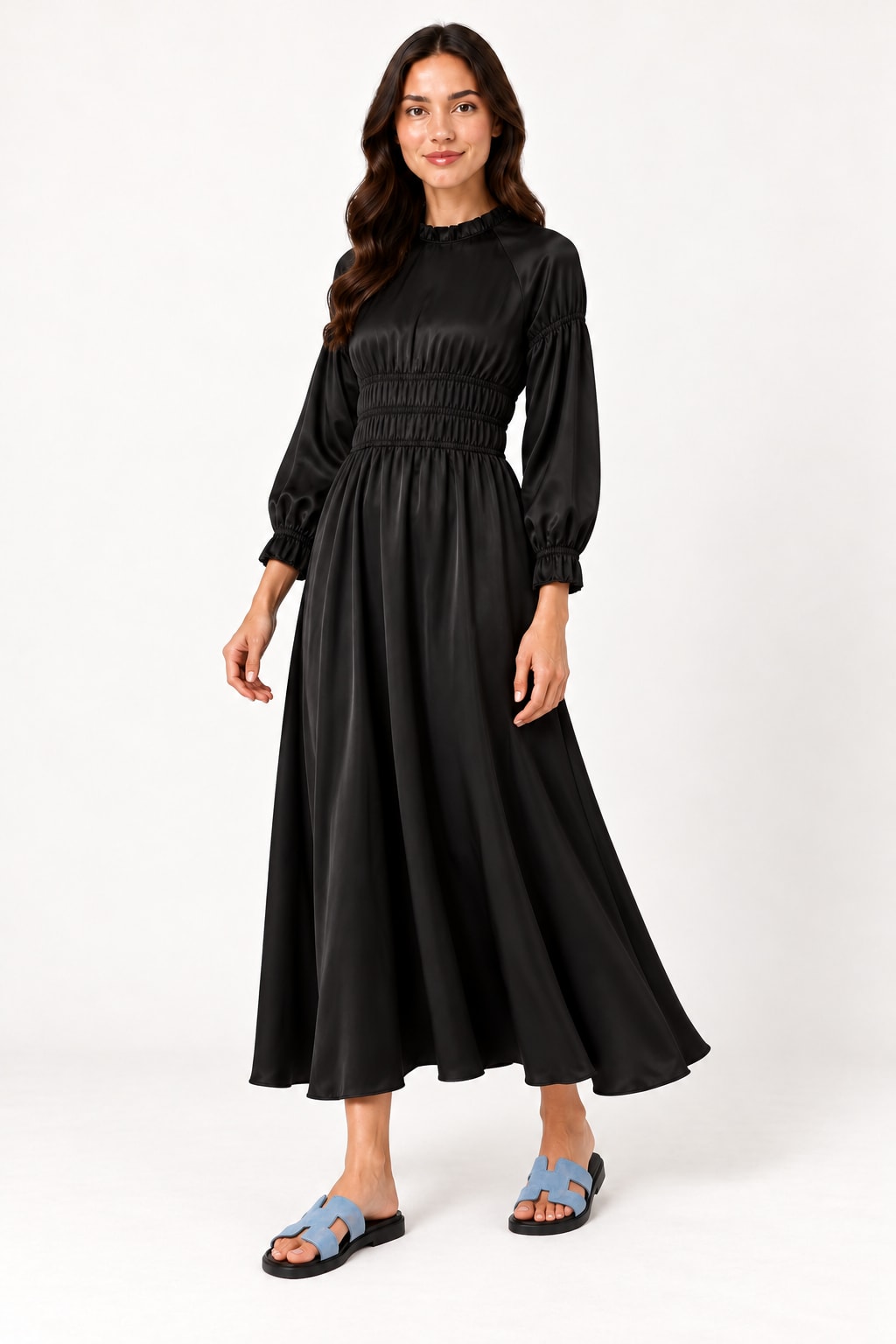 Robe longue noire satinée à taille smockée — vue debout