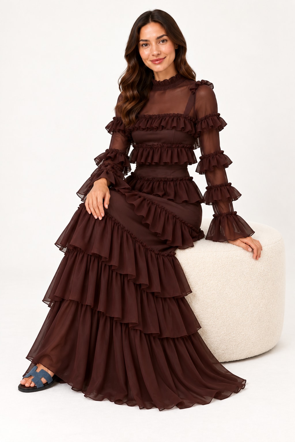 Robe longue chocolat à volants — vue assise